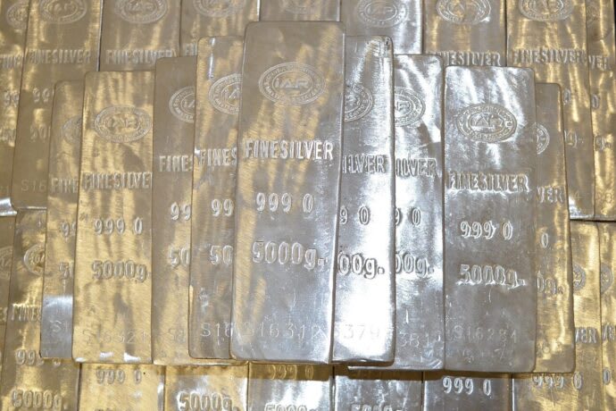 Silver (XAG) Forecast: Could Geopolitical Tensions and Rising Gold Push XAG to $32.28?