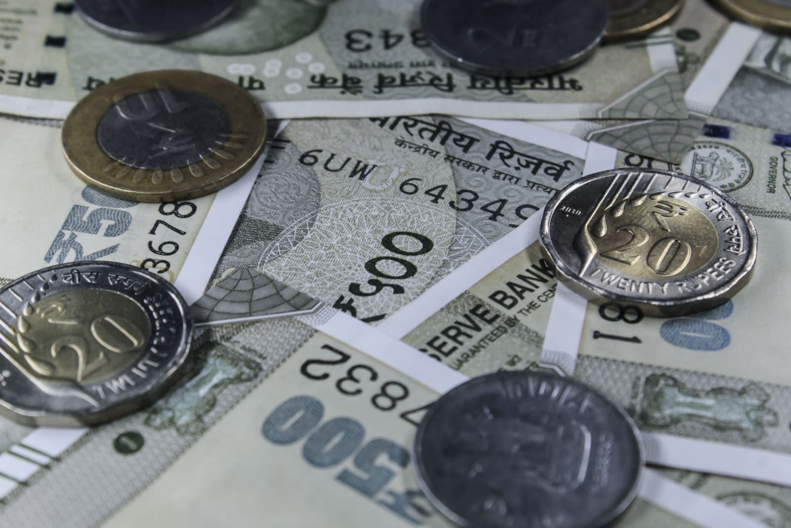 USD/INR Uptrend Holds as Traders Weigh Energy Risks and Rupee Volatility