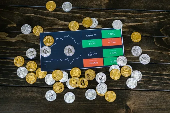 Garlinghouse Backs Bitcoin But Slams Saylor’s Funding Model