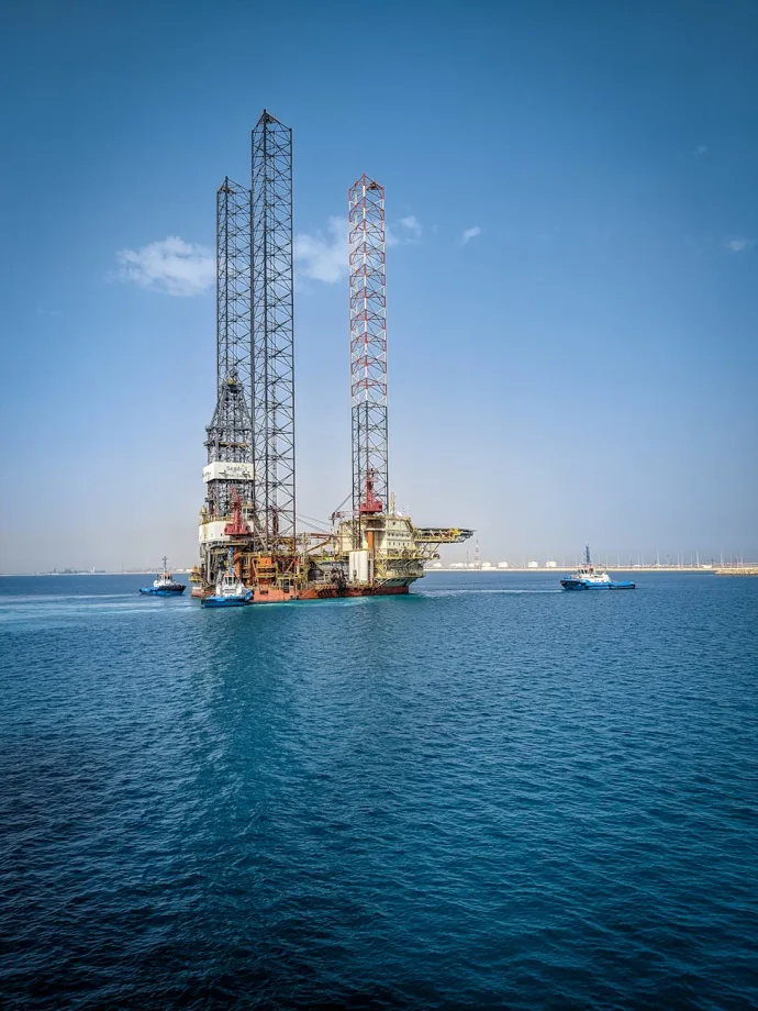 Stunning vertical shot of an offshore oil rig in the calm waters of Ras Laffan, Qatar.