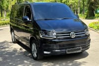 283 Volkswagen Multivan — чорний мікроавтобус без водія Rm0e