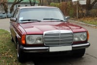 216 Ретро-автомобіль Mercedes-Benz W123 з водієм zLgZ