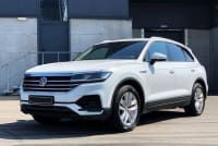 177 Позашляховик Volkswagen Touareg білого кольору з водієм на весілля 91MA