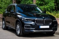 040 BMW X5 — чорний позашляховик з водієм ga6Y