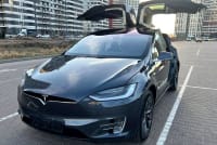 287 Автомобіль Tesla Model X сірого кольору без водія bvYx