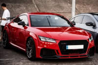 419 Audi TT RS червоного кольору для фотосесії nmX5