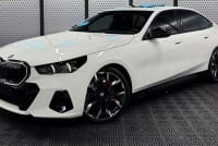 424 BMW 5 G60 білого кольору з водієм X0qe