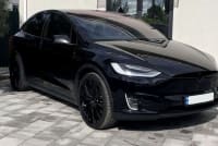 121 Tesla Model X чорного кольору без водія 1Nnq