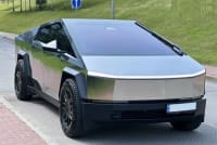 005 Tesla Cybertruck з водієм для фотосесії NrKd