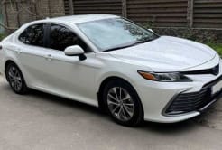 389 Нова біла Toyota Camry V70 на весілля в Києві RVWX