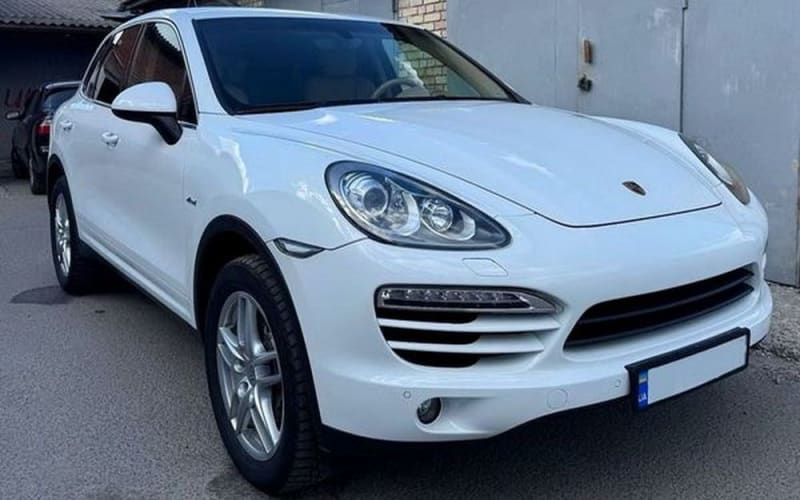 123 Білий Porsche Cayenne на весілля в Києві QLEq