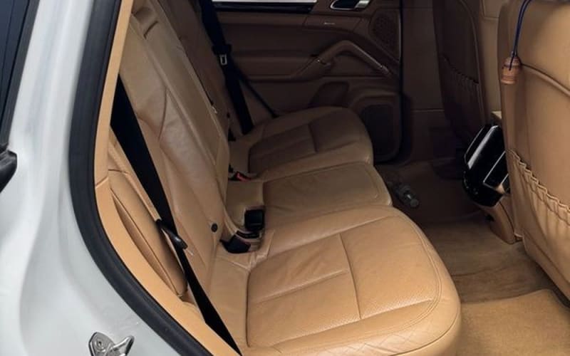 123 Білий Porsche Cayenne на весілля в Києві QLEq