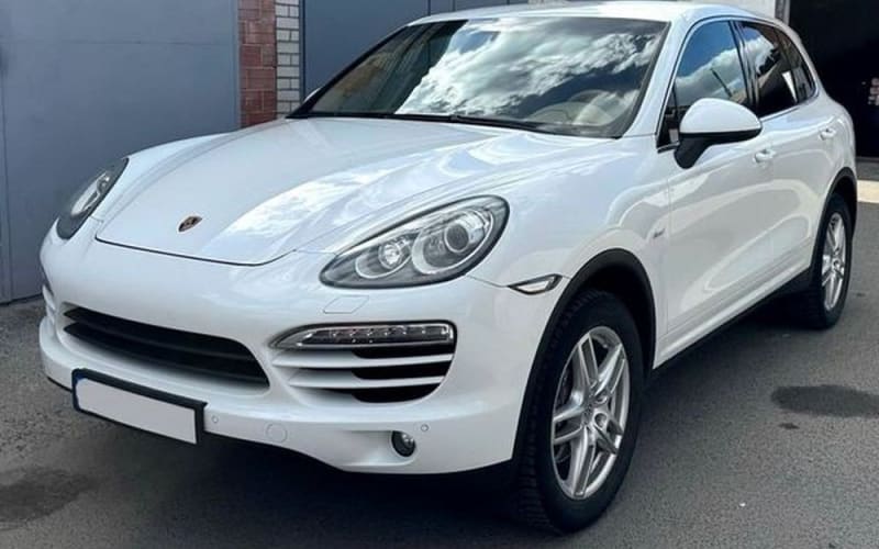 123 Білий Porsche Cayenne на весілля в Києві QLEq