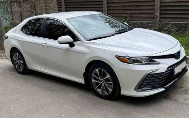 389 Нова біла Toyota Camry V70 на весілля в Києві RVWX