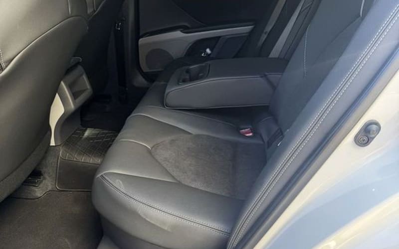 389 Нова біла Toyota Camry V70 на весілля в Києві RVWX