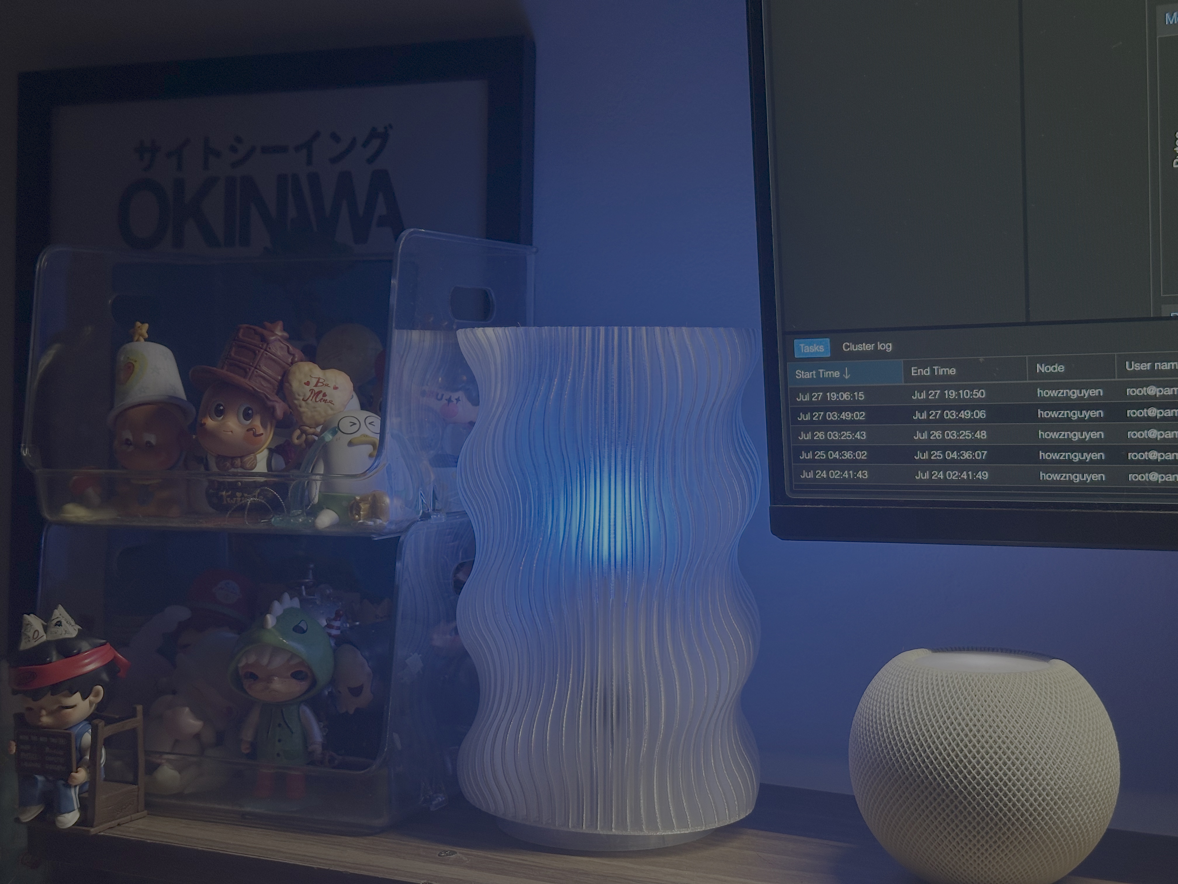 Smart bulb trong khung đèn in 3D cạnh HomePod và màn hình Proxmox