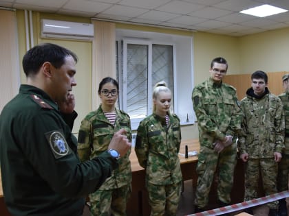 По следам «преступления»: воспитанники челябинской «Высоты» побывали в гостях у военных следователей