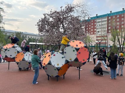 В сквере у ДК «Станкомаш» завершили установку игровых комплексов.