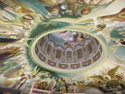 В челябинском храме Александра Невского освятили купол и крест