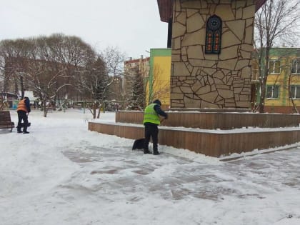 Продолжается очистка снега в Тракторозаводском районе