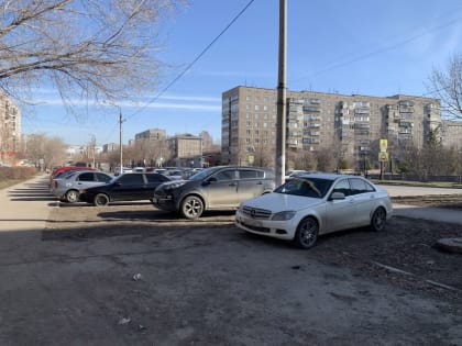 Поставил на газоне — заплати штраф. В Магнитогорске эвакуировали машины