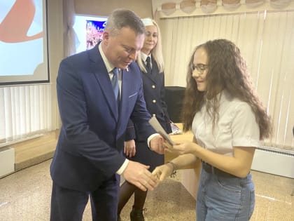 Глава Копейска Андрей Фалейчик торжественно вручил паспорта юным копейчанам