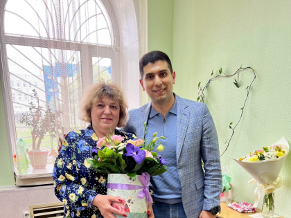 Депутат Челябинской городской Думы Виген Мхитарян поздравил с днем рождения руководителей детского сада и школы