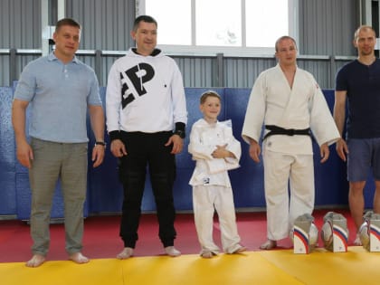 «Единая Россия» передала спортивный инвентарь в летний спорткомплекс для дзюдоистов на озере Акакуль