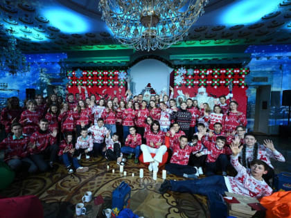 Алексей и Ирина Текслеры поздравили с Новым годом талантливых детей