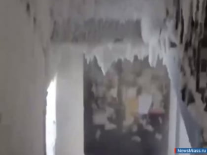 В центре Миасса покрывается льдом и инеем жилой дом