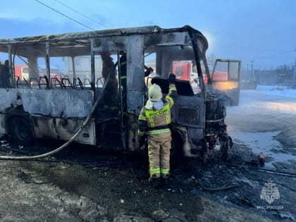 Огнём объятый. Златоустовские сотрудники МЧС России потушили горящий автобус