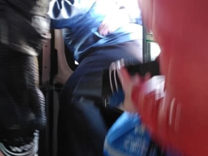 В Челябинске наказали водителя маршрутки, который высадил пассажиров через окно