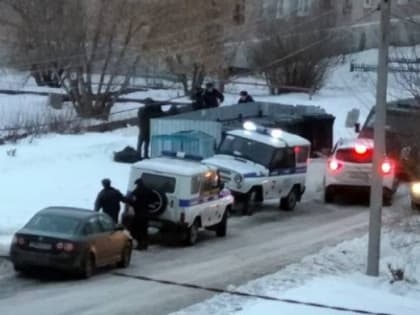 Дело трех троичан, выбросивших раненного знакомого на мусорку, направлено в суд