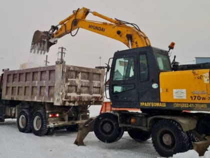 Подрядчики в Челябинске 5 января сделали акцент на ликвидации «снежных» заужений на дорогах
