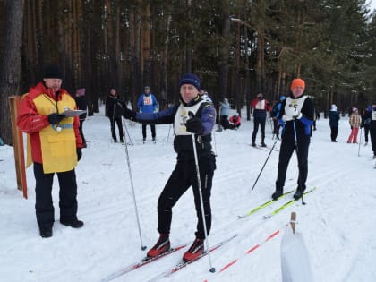 Не теряя скорости. Ветераны Златоуста провели состязания по лыжным гонкам