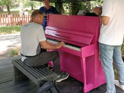 В челябинском парке установили рояль, на котором могут играть все желающие