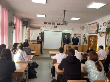 Сотрудники ОМВД России по Ашинскому району продолжают профориентационную работу со старшеклассниками