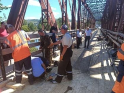 Глава Усть-Катавского городского округа проверил окончание работ по ремонту Французского моста