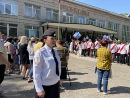 Сотрудники полиции Ашинского района обеспечивают охрану общественного порядка во время проведения «Последнего звонка» в школах
