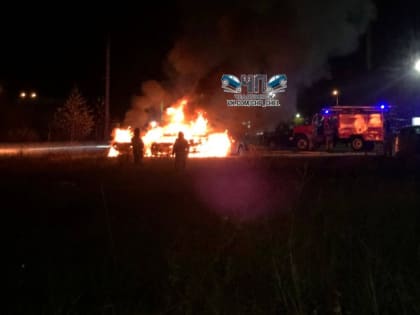 На стоянке рядом с автоцентром в Челябинске сгорели три автомобиля