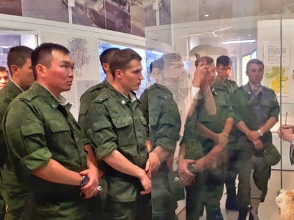 Выпускники-пограничники начали службу с визита в музей