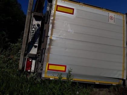 На Южноуральской трассе водитель уснул за рулем и выехал в кювет