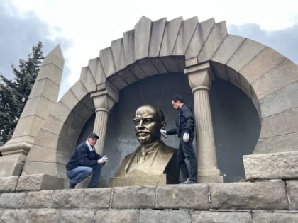 Челябинские коммунисты и сторонники возложили цветы к памятнику-мавзолею Владимира Ленина в честь 153-й годовщины со Дня Рождения