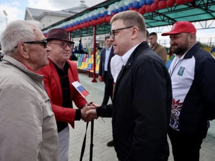 Губернатор открыл спорткомплекс в Долгодеревенском и сыграл в баскетбол