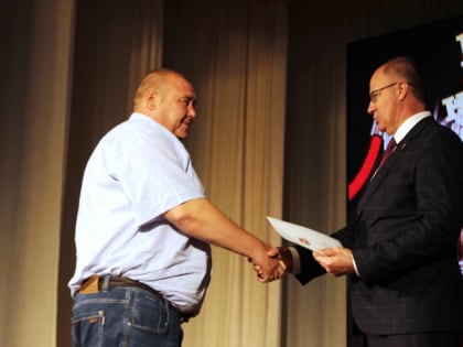 Увельские единороссы поздравили земляков с Днем металлурга