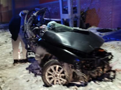 Два человека разбились после столкновения с фонарным столбом в Челябинске