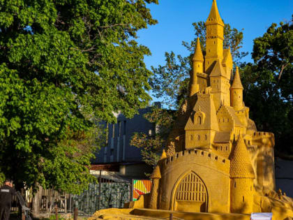 В челябинском горсаду имени Пушкина появились пять новых песочных скульптур и «волшебный портал»