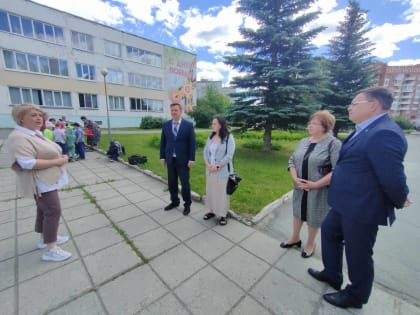 Актив «Единой России» в Озерске проверил работу летних школьных лагерей