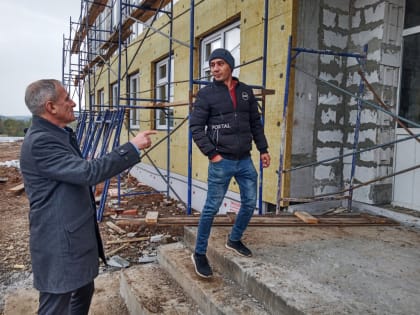 Глава Усть-Катавского городского округа побывал на строительной площадке крытой ледовой арены