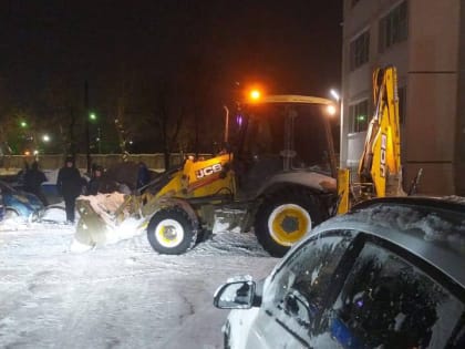 В Тракторозаводском районе вывозят накопившийся мусор с контейнерных площадок